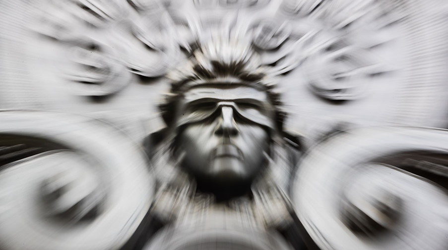 Eine Figur der blinden Justitia. / Foto: Christoph Soeder/dpa/Symbolbild