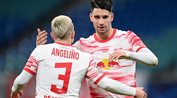 Leipzigs Angelino (l) und Dominik Szoboszlai jubeln nach dem Spiel. / Foto: Robert Michael/dpa-Zentralbild/dpa
