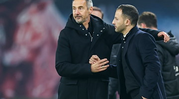 Leipzigs Trainer Domenico Tedesco (r) und Gladbachs Trainer Adi Hütter geben sich die Hände. / Foto: Jan Woitas/dpa-Zentralbild/dpa