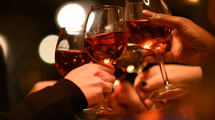 Gäste stoßen in einem Restaurant mit ihren Weingläsern an. / Foto: Robert Michael/dpa-Zentralbild/dpa/Symbolbild