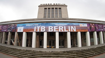 «Welcome to ITB Berlin» steht auf einem Schild über dem Eingang zur Messe Berlin. / Foto: Paul Zinken/dpa/Archivbild