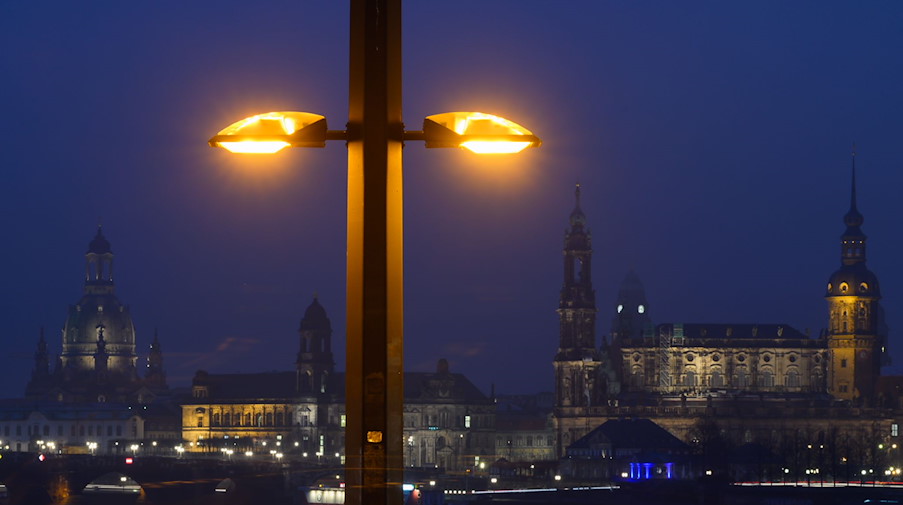 Lampen der Straßenbeleuchtung erhellen am Abend die Marienbrücke vor der Altstadt. / Foto: Robert Michael/dpa-Zentralbild/dpa/Archivbild