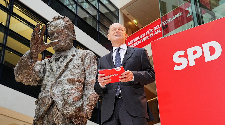 Olaf Scholz spricht bei der Vorstellung der SPD-Minister und -Ministerinnen. / Foto: Michael Kappeler/dpa