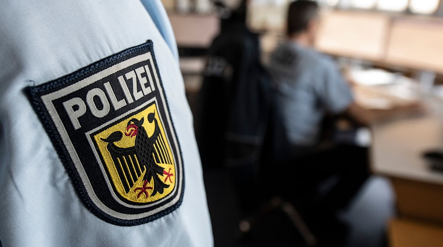 Ein Polizist der Bundespolizei steht in einer Leitstelle. / Foto: Boris Roessler/dpa/Symbolbild