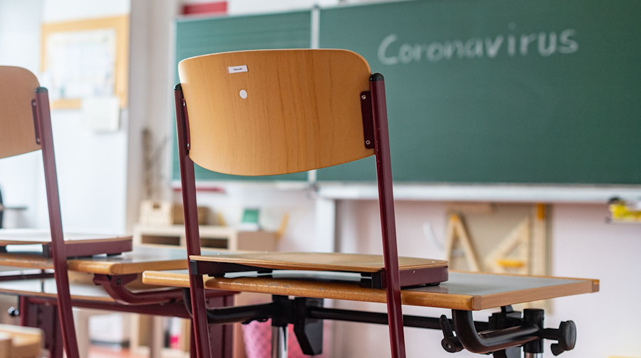 «Coronavirus» steht auf einer Tafel in einem leeren Klassenzimmer. / Foto: Armin Weigel/dpa/Symbolbild