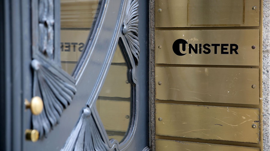 Das Firmenschild von Unister hängt neben der Eingangstür zum Firmensitz in Leipzig. / Foto: Jan Woitas/dpa-Zentralbild/dpa/Archiv