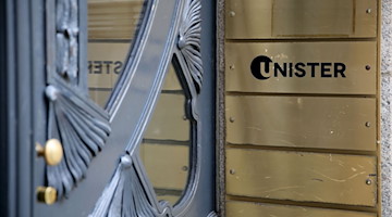 Das Firmenschild von Unister hängt neben der Eingangstür zum Firmensitz in Leipzig. / Foto: Jan Woitas/dpa-Zentralbild/dpa/Archiv