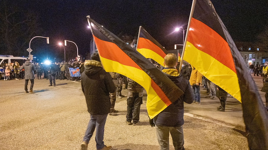 Teilnehmer einer Demonstration gegen die Corona-Maßnahmen tragen Deutschland-Fahnen. / Foto: Stefan Sauer/dpa/Archiv