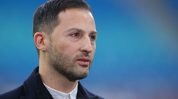Leipzigs Trainer Domenico Tedesco steht im Stadion. / Foto: Jan Woitas/dpa-Zentralbild/dpa/Archivbild