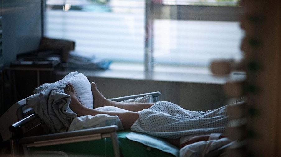 Ein Patient liegt auf einer Intensivstation in einem Zimmer. / Foto: Fabian Strauch/dpa/Symbolbild