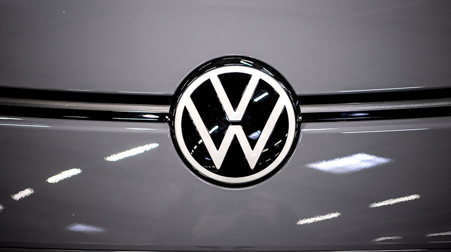 Das Logo von Volkswagen an einem Elektroauto. / Foto: Sina Schuldt/dpa/Symbolbild