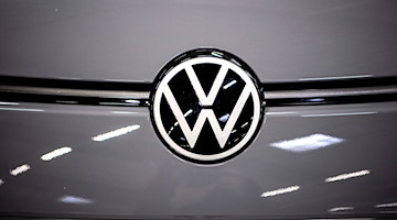 Das Logo von Volkswagen an einem Elektroauto. / Foto: Sina Schuldt/dpa/Symbolbild