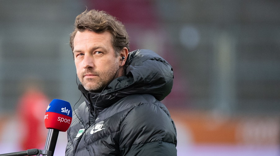 Trainer Markus Weinzierl von Augsburg gibt vor Spielbeginn ein Interview. / Foto: Matthias Balk/dpa/Archiv