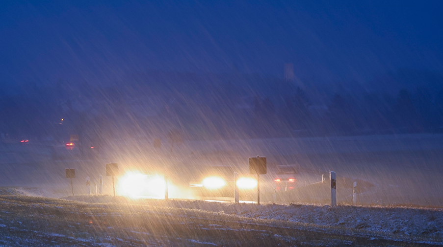 Autos fahren bei Schneefall über eine Bundesstraße bei Leipzig. / Foto: Jan Woitas/dpa-Zentralbild/dpa
