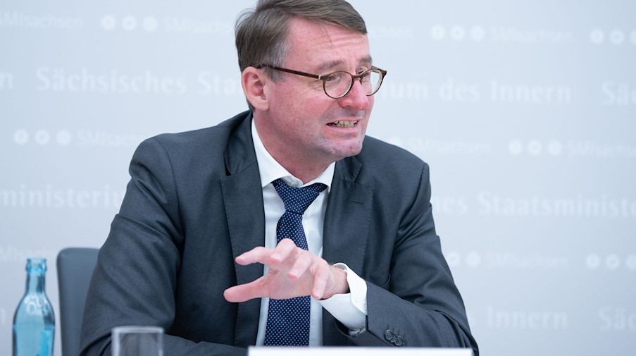 Roland Wöller (CDU), Innenminister von Sachsen, spricht im Innenministerium auf einer Pressekonferenz. / Foto: Sebastian Kahnert/dpa/Archivbild