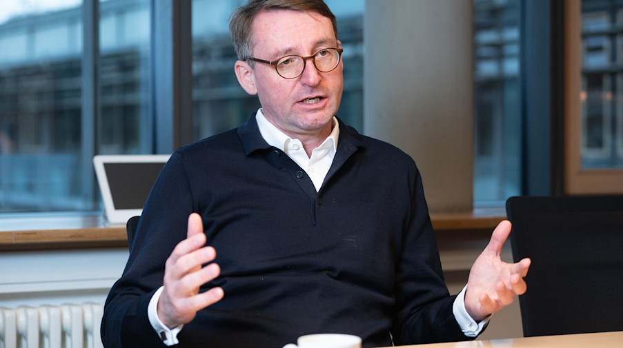 Roland Wöller (CDU)sitzt während eines Interviews in seinem Büro. / Foto: Sebastian Kahnert/dpa-Zentralbild/dpa