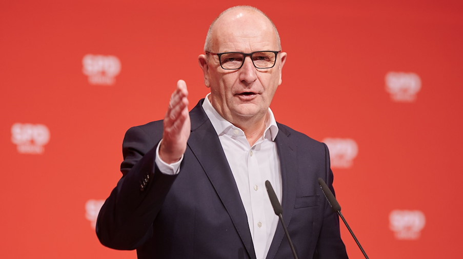 Dietmar Woidke (SPD), Ministerpräsident von Brandenburg, redet beim Berliner SPD-Landesparteitag. / Foto: Annette Riedl/dpa