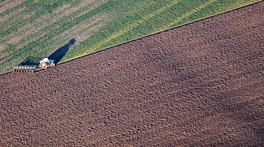 Ein Bauer pflügt einen Acker. / Foto: Jan Woitas/dpa-Zentralbild/dpa/Symbolbild