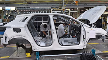 Mitarbeiter fertigen den Opel Grandland X im Opel-Werk Eisenach. / Foto: Martin Schutt/dpa-Zentralbild/dpa/Archiv