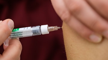 Eine Arzthelferin impft eine Patentin mit einer Spritze. / Foto: Ole Spata/dpa/Symbolbild