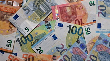 Eurobanknoten liegen auf einem Tisch. / Foto: Patrick Pleul/dpa-Zentralbild/dpa/Illustration