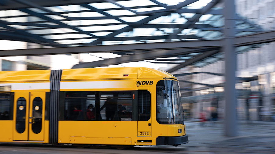 Eine Straßenbahn der Dresdner Verkehrsbetriebe (DVB) fährt über den Postplatz. / Foto: Sebastian Kahnert/dpa-Zentralbild/dpa/Archivbild