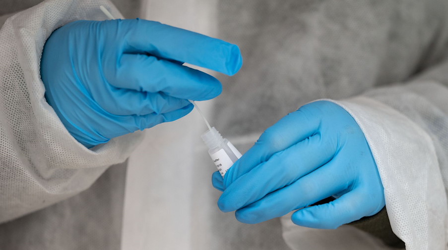 Eine Medizinische Mitarbeiterin führt einen Corona-Schnelltest durch. / Foto: Marijan Murat/dpa/Symbolbild