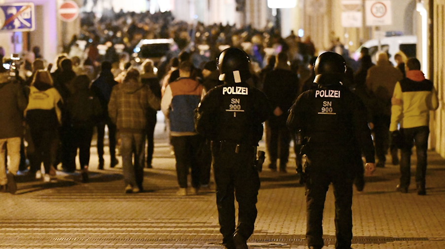 Polizisten begleiten den Protest in Bautzen. / Foto: Robert Michael/dpa-Zentralbild/dpa