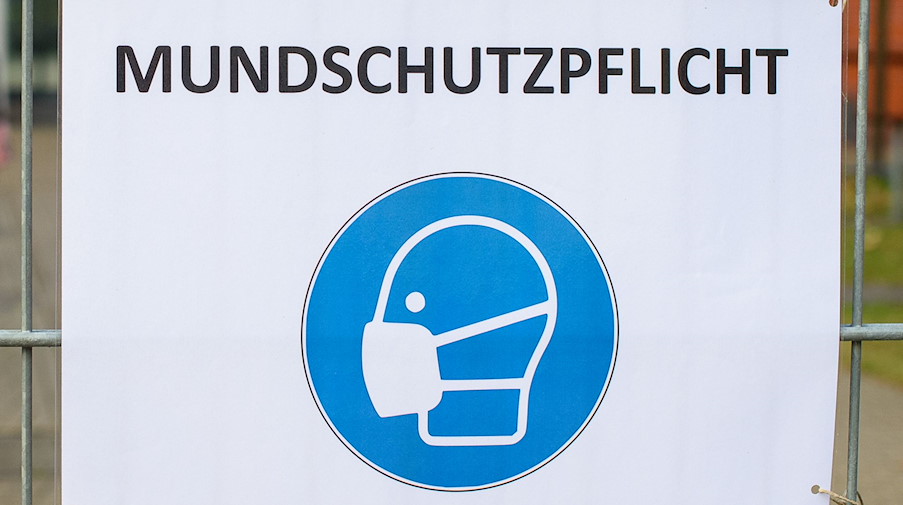 Ein Schild mit der Aufschrift «Mundschutzpflicht». / Foto: Klaus-Dietmar Gabbert/dpa-Zentralbild/ZB/Symbolbild