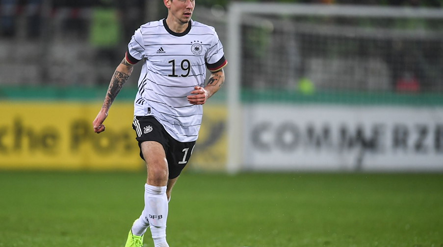 Adrian Fein spielt den Ball. / Foto: Patrick Seeger/dpa/Archivbild