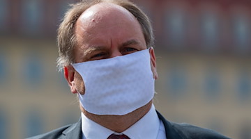 Dirk Hilbert (FDP), Oberbürgermeister der Stadt Dresden, trägt eine Maske. / Foto: Robert Michael/dpa-Zentralbild/dpa/Bildarchiv