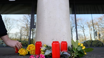 Blumen und Kerzen sind zum Gedenken vor dem Rudolf-Harbig-Stadion abgelegt. / Foto: Robert Michael/dpa-Zentralbild/dpa