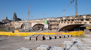 Ein Baugerüst umgibt Teile der Augustusbrücke. / Foto: Sebastian Kahnert/dpa-Zentralbild/dpa