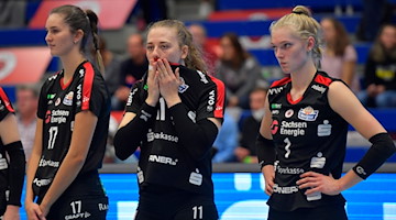 Dresdens Spielerinnen reagieren nach einer Niederlage. / Foto: Matthias Rietschel/dpa/Archivbild