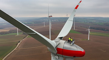 Zwei Techniker warten eine Windkraftanlage vom Typ Enercon E92 im Landkreis Zwickau. / Foto: Jan Woitas/dpa-Zentralbild/dpa