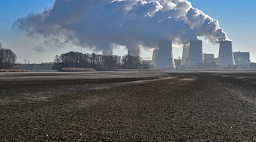Wasserdampf steigt aus den Kühltürmen eines Braunkohlekraftwerkes. / Foto: Patrick Pleul/dpa-Zentralbild/ZB/Archivbild
