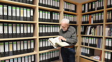 Peter Müller arbeitet in seinem Büro an Unterlagen für das Internationale Tigerzuchtbuch. / Foto: Waltraud Grubitzsch/dpa-Zentralbild/dpa/Archivbild