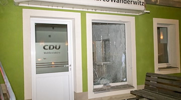 Das Wahlkreisbüro von Marco Wanderwitz (CDU) ist beschädigt. / Foto: André März/dpa/Archivbild