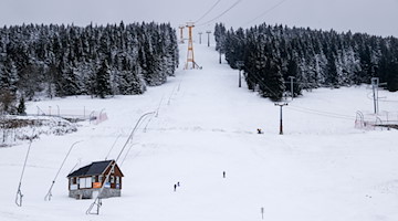 Mitten in der Skisaison ist die Piste am Fichtelberg leer. / Foto: Jan Woitas/dpa-Zentralbild/dpa/Archivbild