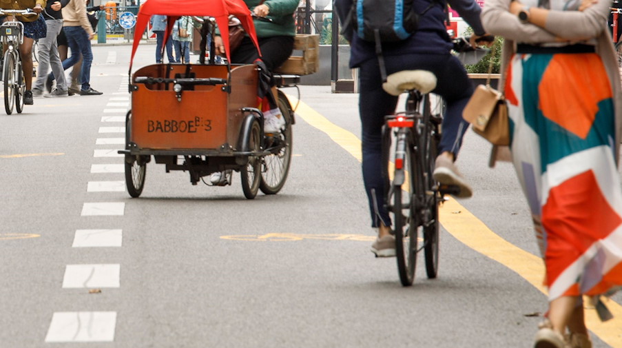 Fahrradfahrer fahren auf einem autofreien Straßenabschnitt. / Foto: Carsten Koall/dpa/Symbolbild