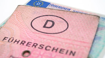Ein «rosa Führerschein» (Papier-Führerschein) liegt auf einem neuen Führerschein-Exemplar. / Foto: Andrea Warnecke/dpa-tmn/dpa/Illustration