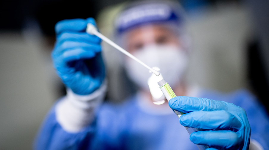 Eine medizinische Mitarbeiterin hält einen Tupfer mit einem Abstrich für einen Corona-Test in der Hand. / Foto: Matthias Balk/dpa/Symbolbild