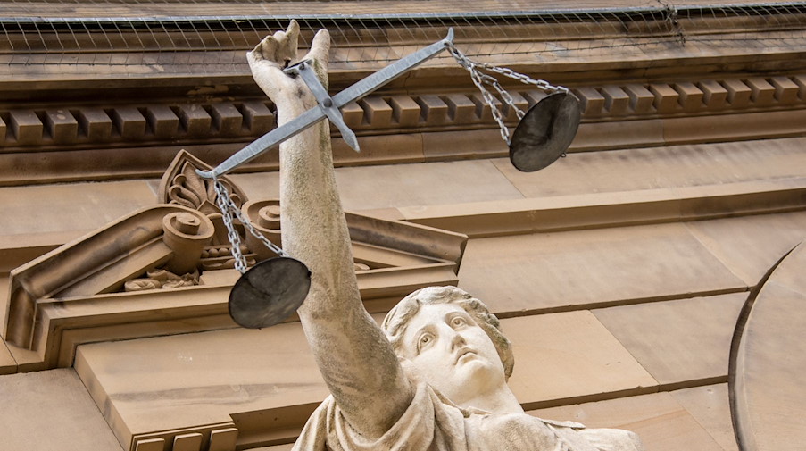 Vor dem Landgericht in Ulm hält eine Statue der Justitia eine Waagschale. / Foto: Stefan Puchner/dpa/Symbolbild