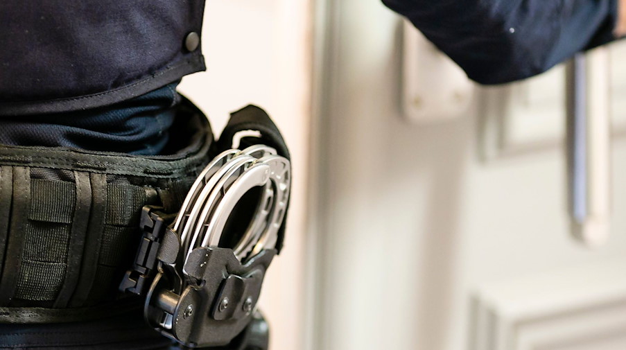 Handschellen sind an einem Gürtel eines Justizvollzugsbeamten befestigt. / Foto: Frank Molter/dpa/Symbolbild