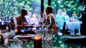 Gäste sitzen im Außenbereich eines Restaurants. / Foto: Annette Riedl/dpa/Symbolbild