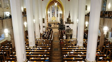 Besucher verfolgen einen Gottesdienst in der Thomaskirche. / Foto: Sebastian Willnow/dpa-Zentralbild/dpa/Archivbild