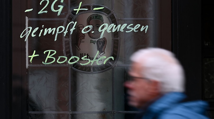 Der Hinweis zur 2G-plus-Regel steht am Fenster einer Kneipe. / Foto: Arne Dedert/dpa/Symbolbild