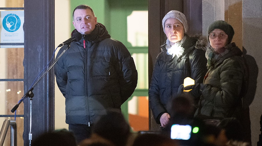 Der Bautzener Vize-Landrat Udo Witschas (CDU) spricht zu Teilnehmern einer Corona-Demonstration in Bautzen. / Foto: Sebastian Kahnert/dpa-Zentralbild/dpa/Archivbild