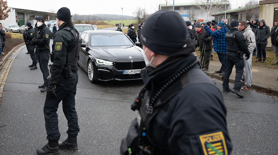 Michael Kretschmer (CDU) verlässt in seinem Dienstwagen hinter Polizisten Bischofswerda. / Foto: Sebastian Kahnert/dpa-Zentralbild/dpa