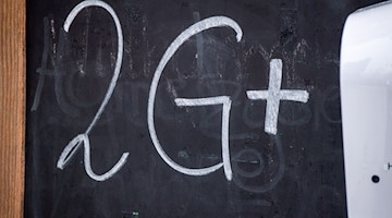 "2G+" steht auf einer Tafel. / Foto: Stefan Sauer/dpa/Symbolbild